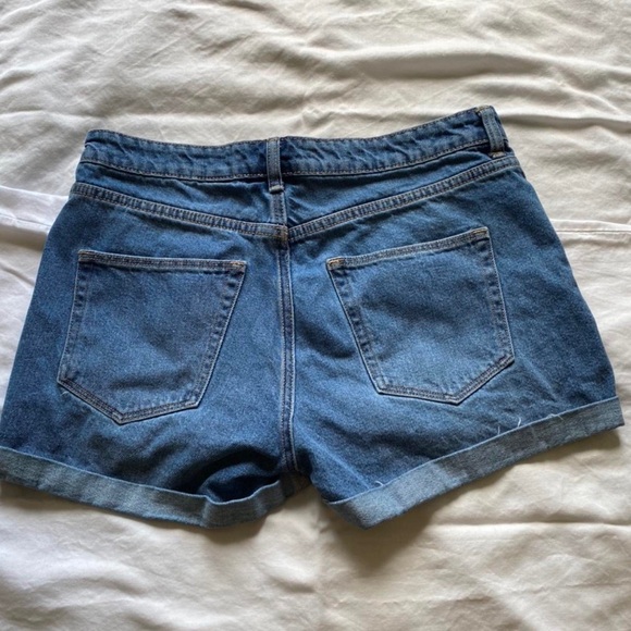 Light blue regular waist jean shorts from H&M 💙 - Picture 2 of 3